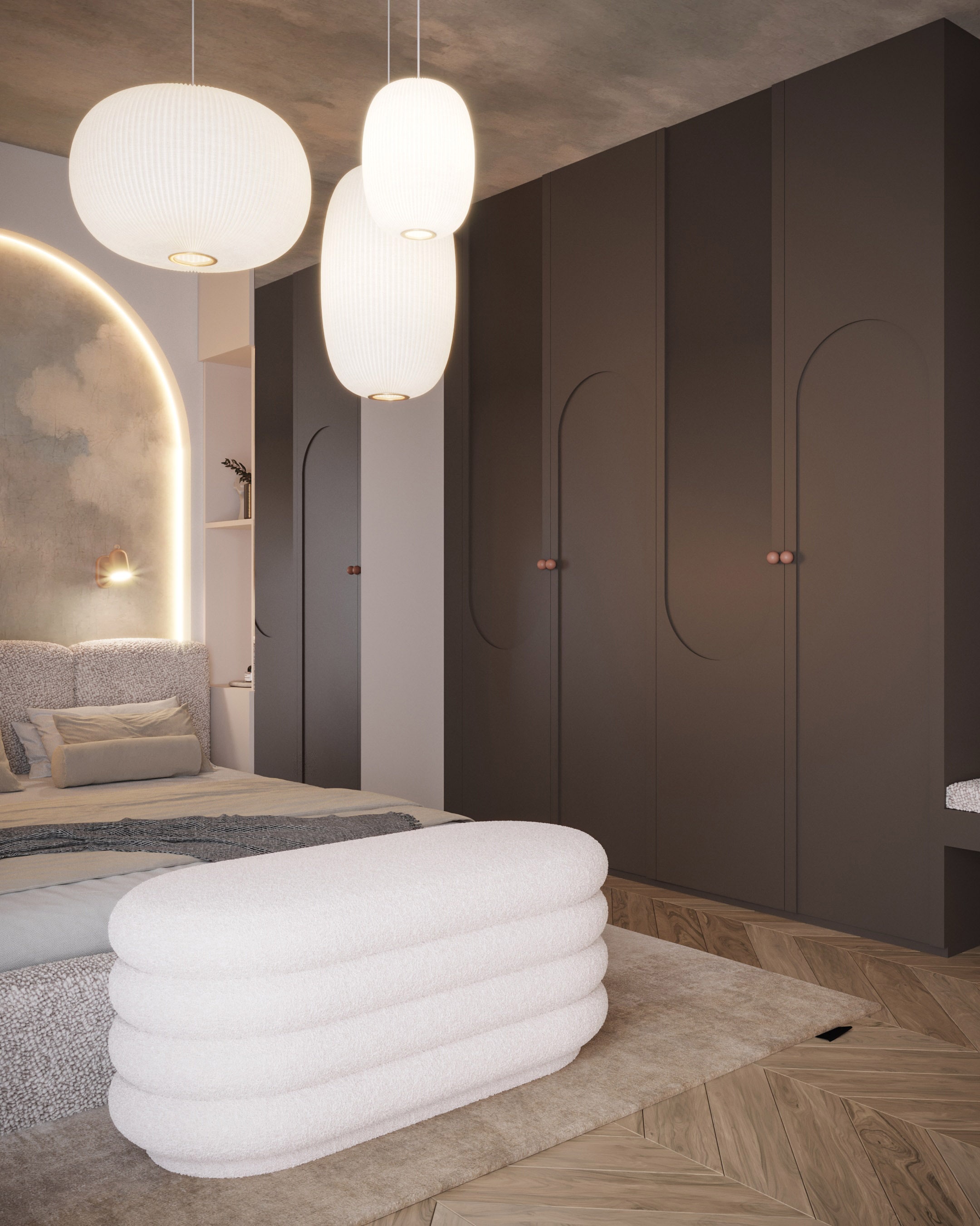 Apartament hotelowy — Detal łóżka i stolika w spokojnej kremowej palecie