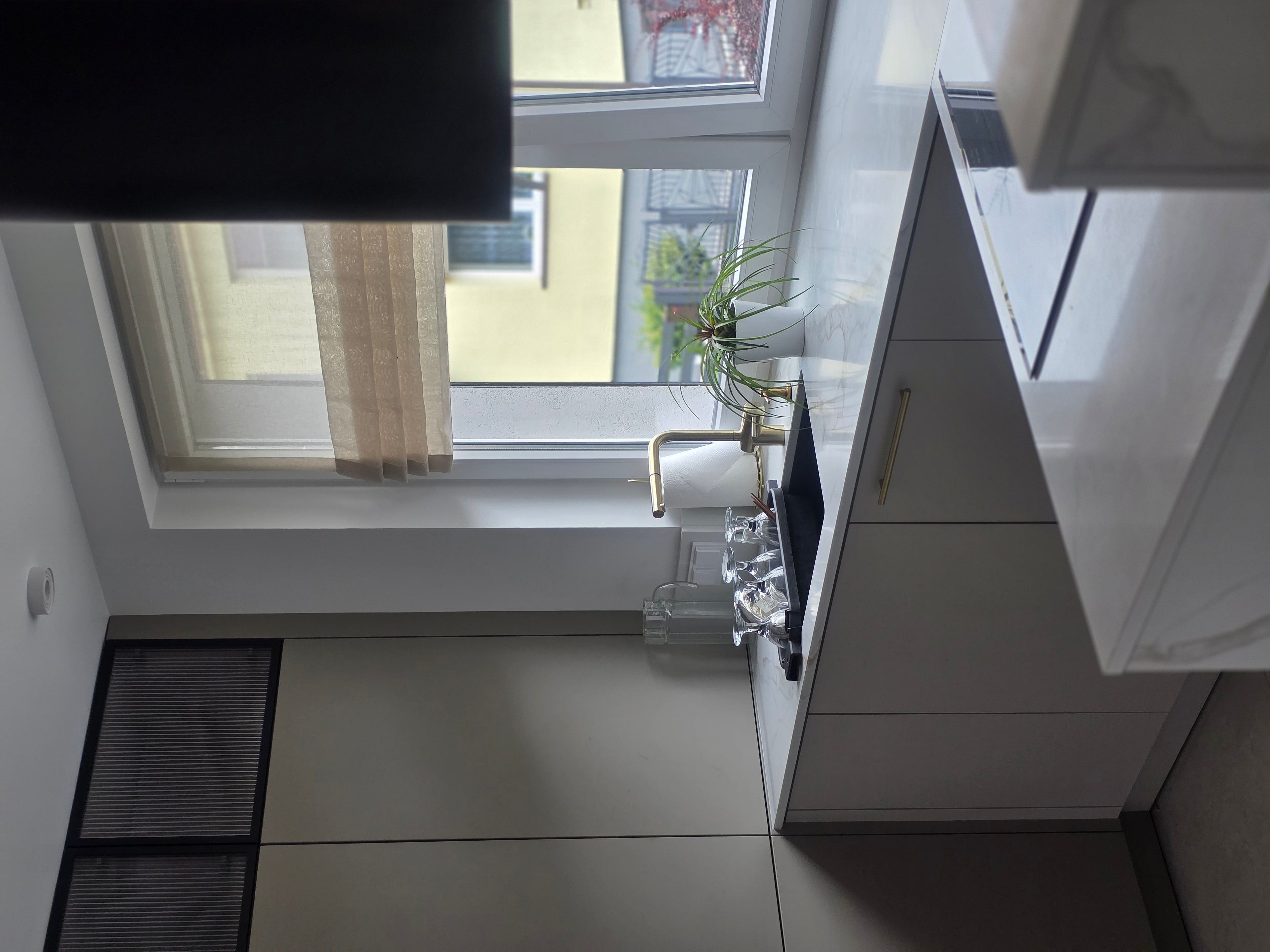 Spokojna elegancja — Zrealizowana kuchnia z jasnymi frontami i drewnianymi akcentami